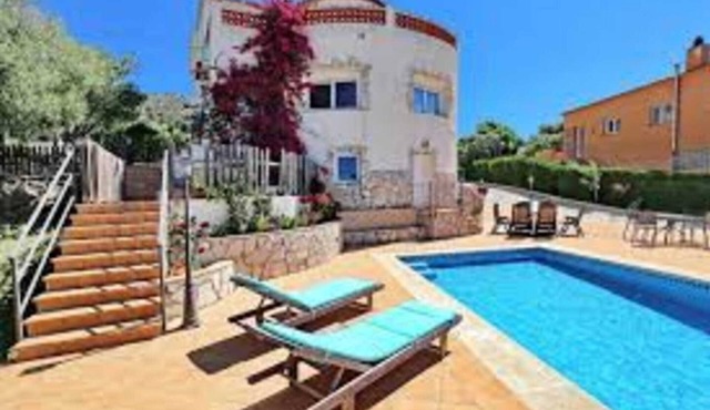 Homerez - Chalet for 10 ppl. with swimming-pool and terrace at Palau saverdera