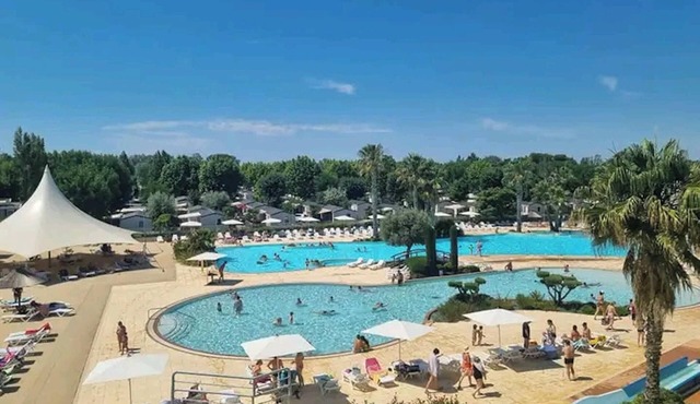 Homerez - Charming bungalow near Vias with shared pool