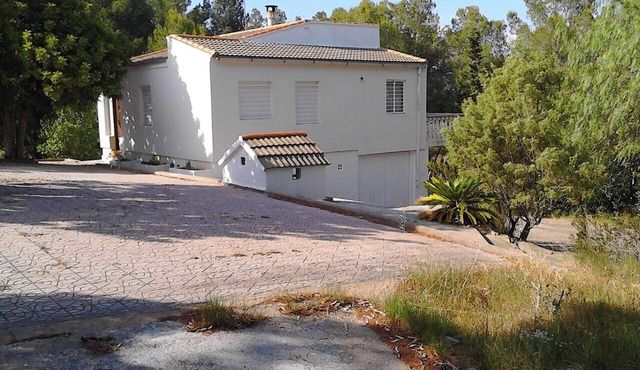 Homerez - Charming Chalet in Valencia with Year-Round Pool