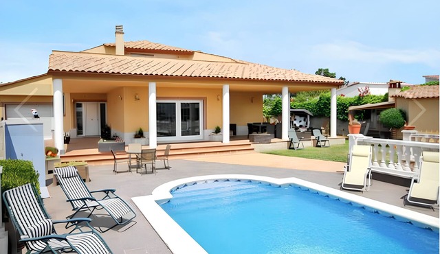 Homerez - Charming Chalet in Vidreres with Private Pool