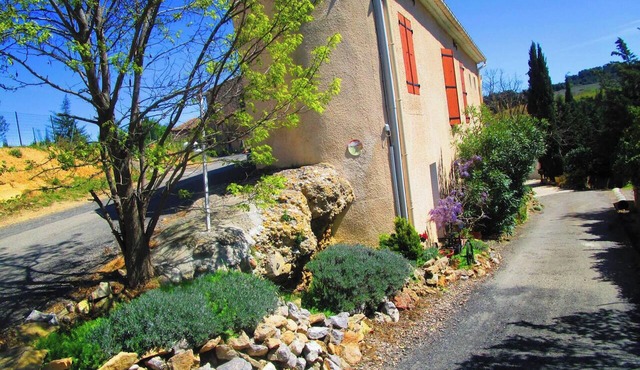 Homerez - Charming Countryside House in Tournissan with Large Garden