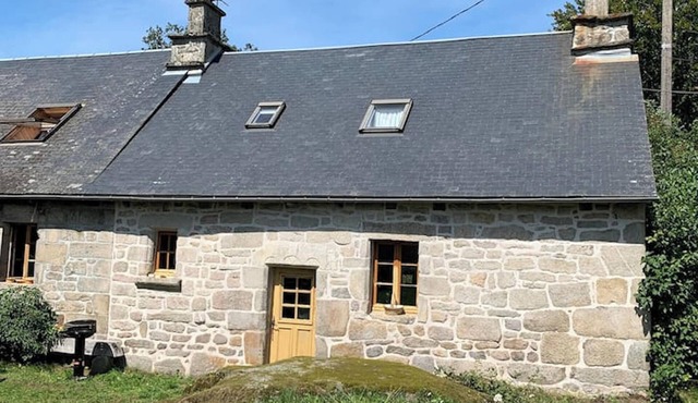 Homerez - Charming granite house in Chaumeil with private garden.