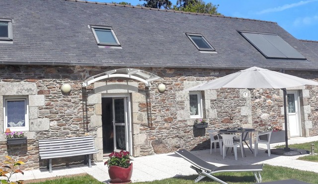 Homerez - Charming House in Botsorhel with Enclosed Garden