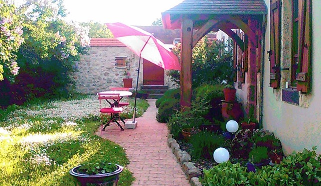 Homerez - Charming House in Montoldre, Garden