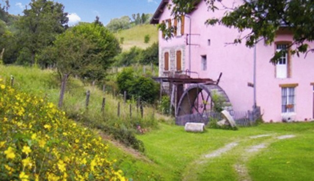 Homerez - Charming House in Chirens with Enclosed Garden