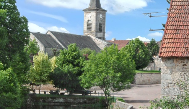 Homerez - Charming House in Échalot with Enclosed Garden