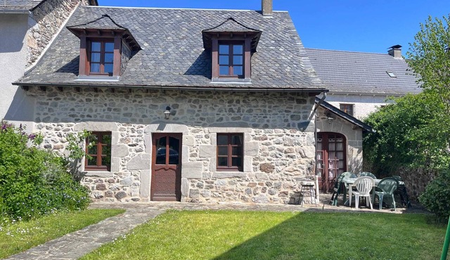 Homerez - Charming House in Lanobre with Garden