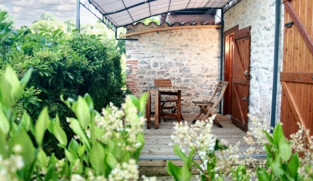 Homerez - Charming house in Milhars with terrace and city view