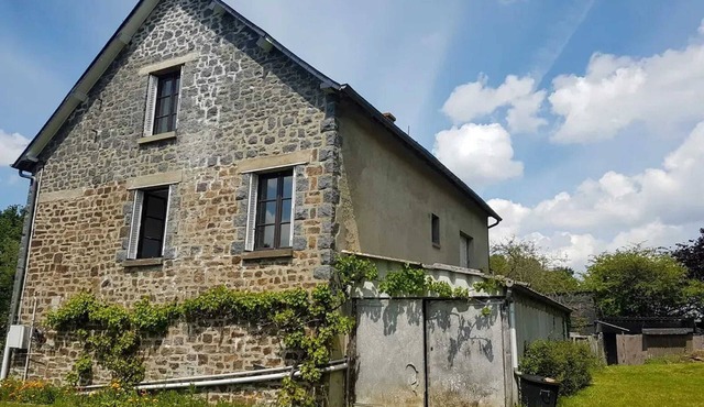 Homerez - Charming House in Québriac with Enclosed Garden