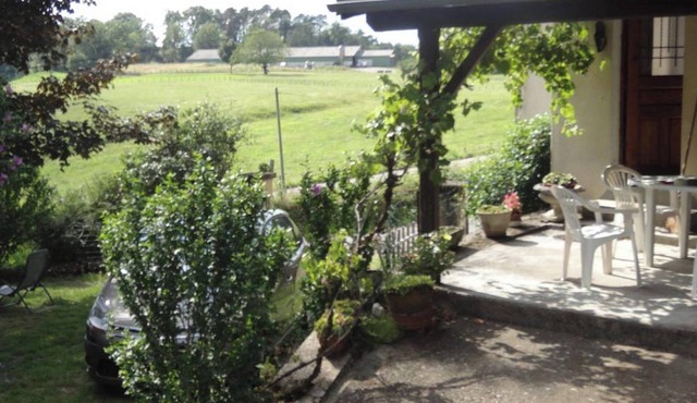 Homerez - Charming house in Teyssieu with fireplace and garden.