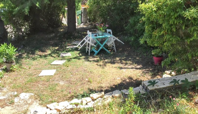 Homerez - Charming House in Vachères with Garden and Mountain View