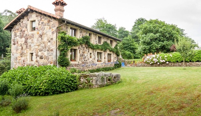Homerez - Charming House in Calgar with Lake View