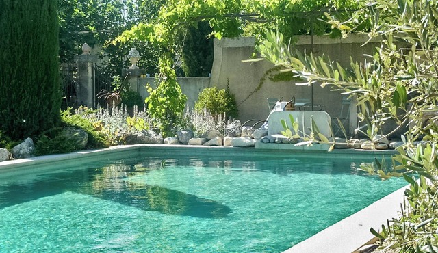 Homerez - Charming house in Oppède with shared pool