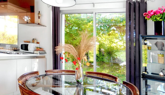 Homerez - Charming House in Reugny with Garden and Mountain View