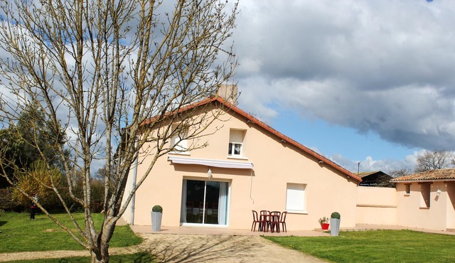 Homerez - Charming house in Vasles with private garden