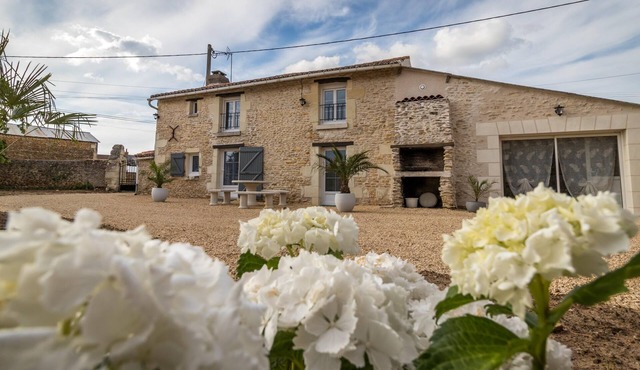 Homerez - Charming House in Arçay, Jacuzzi Included