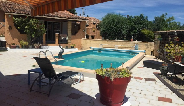 Homerez - Charming studio with shared pool in Sernhac - 30 m²