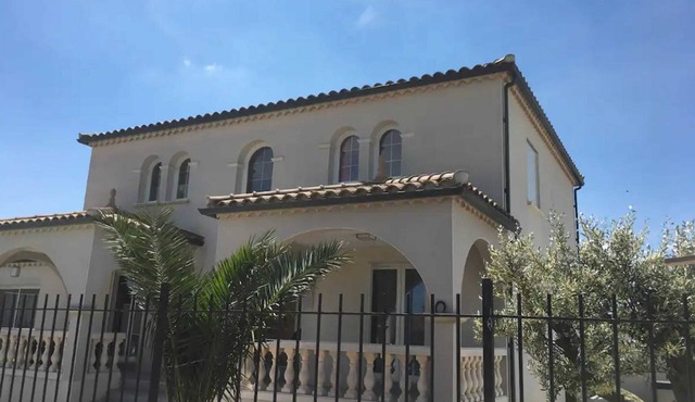 Homerez - Charming Villa in Saint-Gilles with Pool