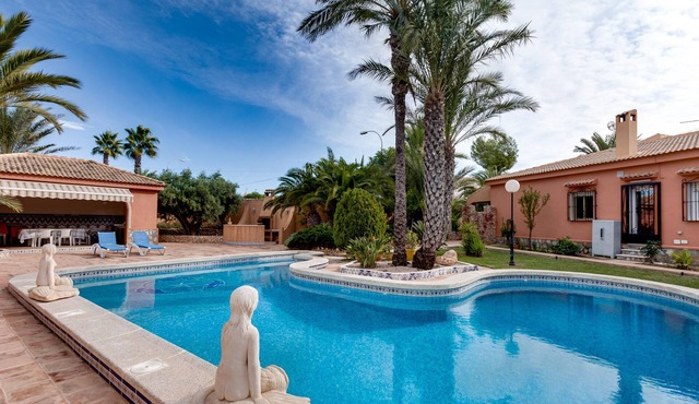 Homerez - Charming Villa in Torrevieja with Private Pool