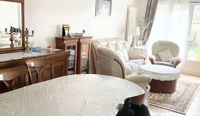 Homerez - Charming Villa in Élancourt with Private Garden