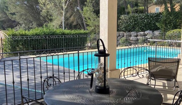 Homerez - Charming Villa in Mallemort with Pool