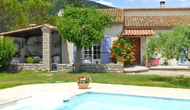 Homerez - Charming Villa in Pompignan with Pool and Garden