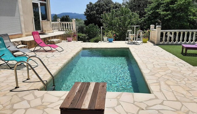 Homerez - Charming Villa in Mérindol with Private Pool