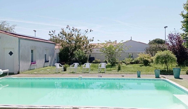 Homerez - Comfortable apartment with pool in La Jarrie