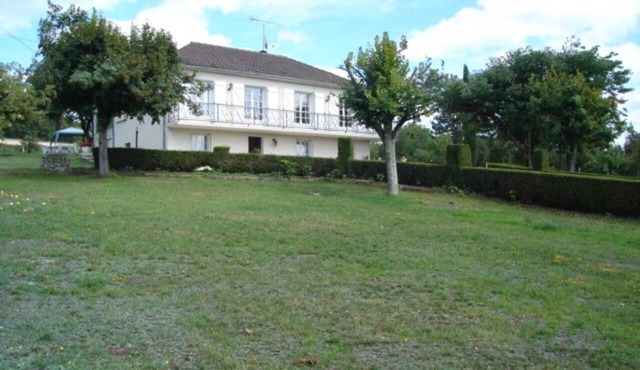 Homerez - Comfortable Apartment in Mensignac near Countryside