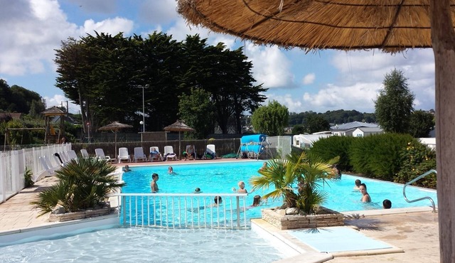 Homerez - Comfortable Bungalow in Louannec with Pool