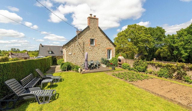 Homerez - Comfortable house in Rostrenen with garden and fireplace