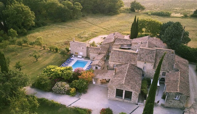 Homerez - Comfortable house in Valaurie with shared pool