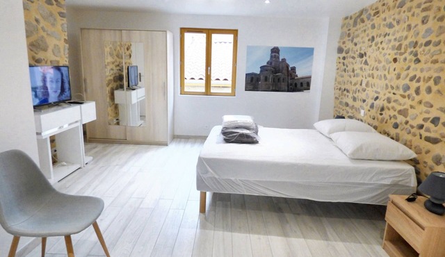 Homerez - Comfortable house in the heart of Brioude with private parking.