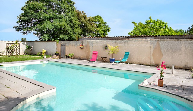 Homerez - Comfortable house in Duravel with shared pool