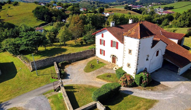 Homerez - Comfortable House in Bardos with Mountain View