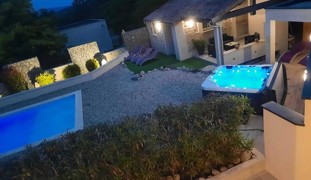 Homerez - Cosy chalet in Lussas with pool and jacuzzi