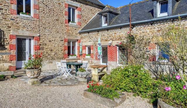 Homerez - Cosy house in Pordic with garden and fireplace