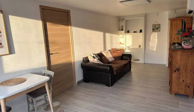 Homerez - Cozy Apartment in Feyzin - 47 m² with Parking