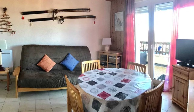 Homerez - Cozy Apartment with Mountain Views