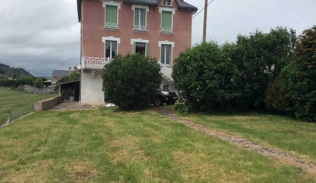 Homerez - Cozy House in Allanche with Garden and Barbecue