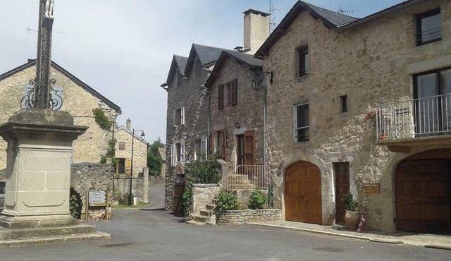 Homerez - Cozy House with Balcony and Mountain View