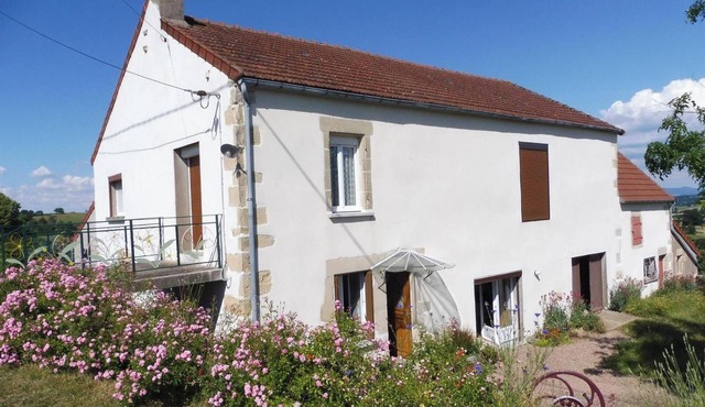 Homerez - Elegant house in Moraches with secure garden and barbecue