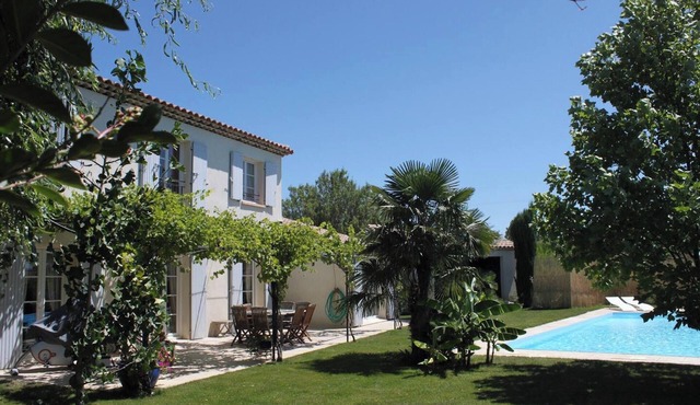 Homerez - Elegant Villa in Villelaure + Shared Pool