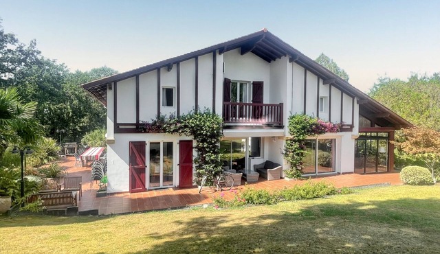 Homerez - Elegant Villa in Arbonne with Private Pool