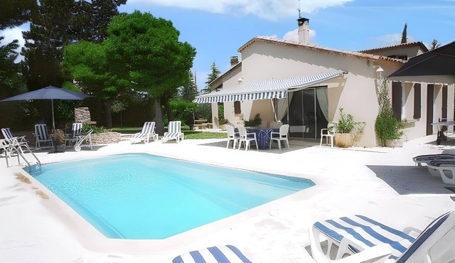 Homerez - Elegant Villa in Céreste with Private Pool and Jacuzzi