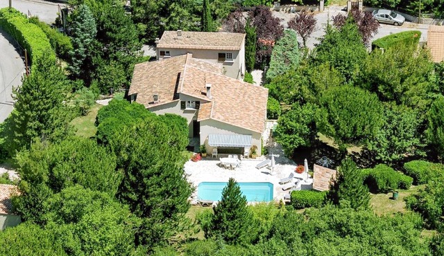 Homerez - Elegant Villa in Céreste with Private Pool and Jacuzzi