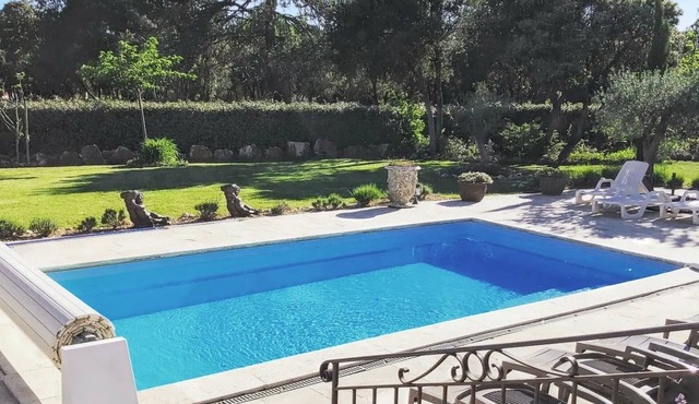 Homerez - Elegant Villa in Régusse with Private Pool