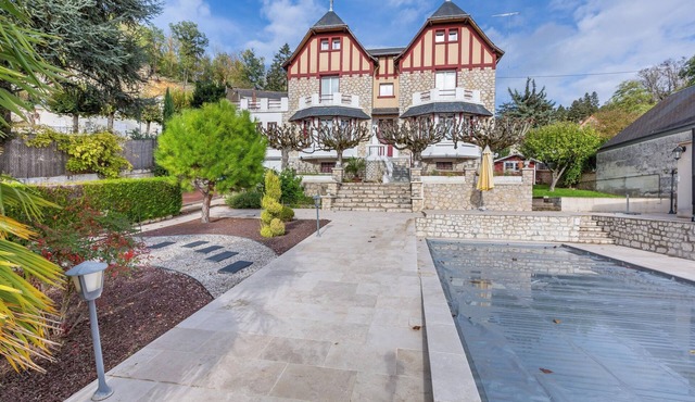 Homerez - Elegant Villa in Bourré with Private Pool