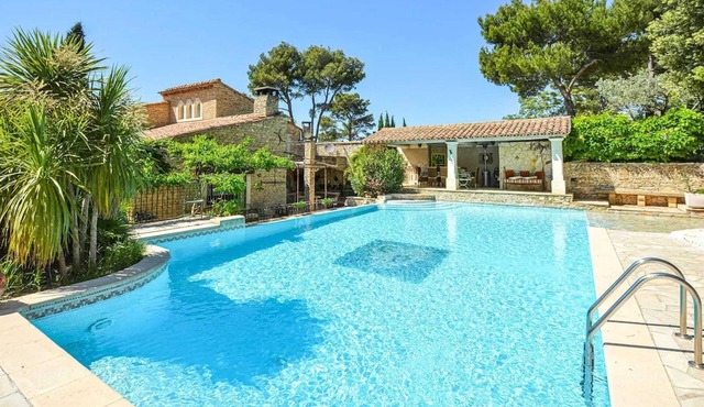 Homerez - Elegant Villa near Orgon with Private Pool