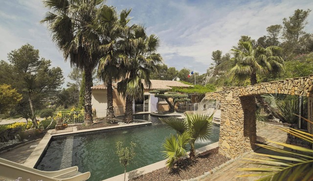 Homerez - Elegant Villa with Pool in Aubagne - Jacuzzi Included